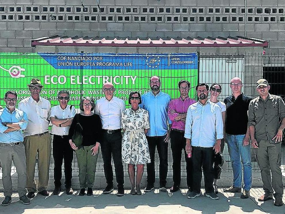 Visita de la delegación europea a la planta de Cariñena que genera hidrógeno.
