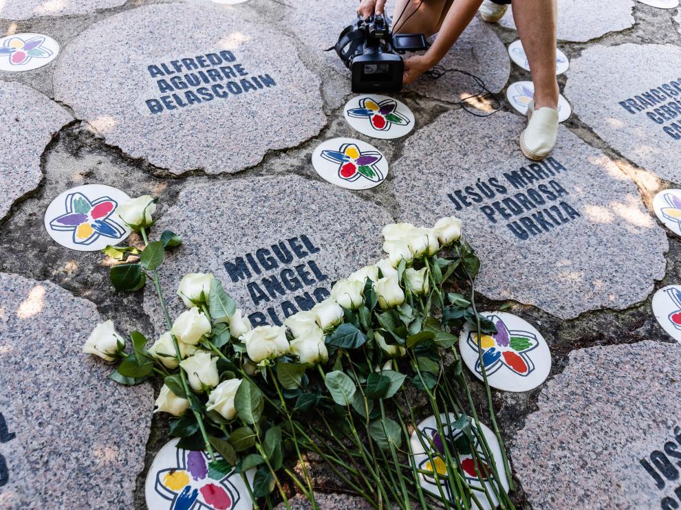Ofrenda floral en recuerdo de Miguel Ángel Blanco.