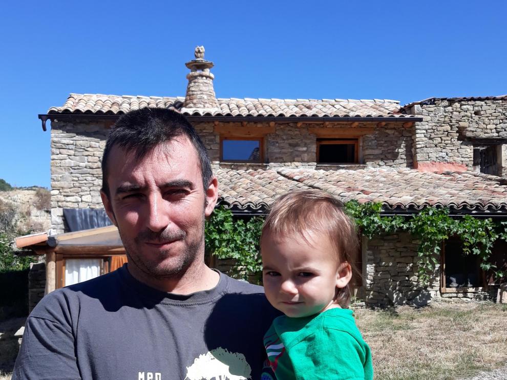 Iñaki Navarro y su hijo Gadiel, en los alrededores de su casa.