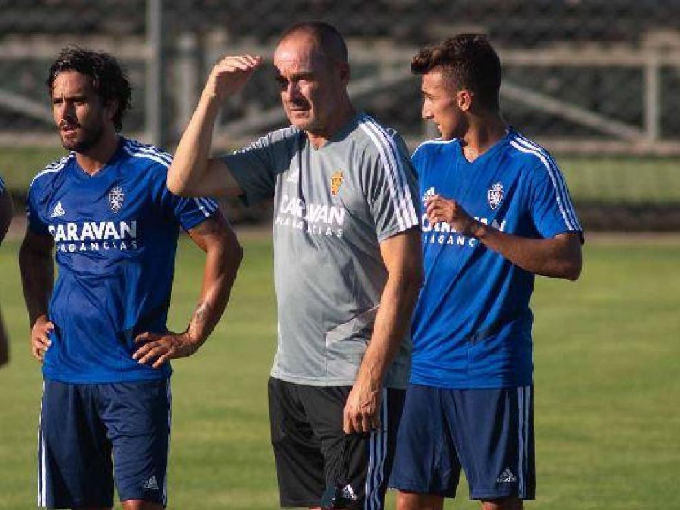 Víctor Fernández, junto a Javi Ros y el filial Baselga, en la Ciudad Deportiva.