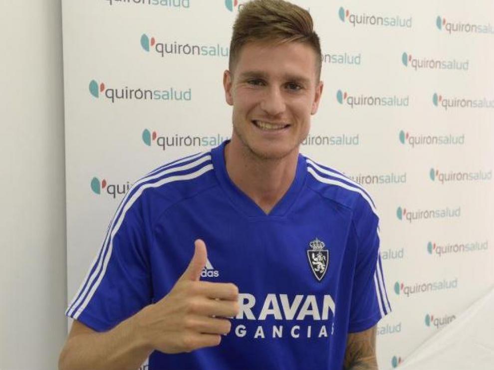 Carlos Vigaray, el nuevo lateral derecho del Real Zaragoza, este viernes tras pasar el reconocimiento médico previo a su firma del contrato con el club aragonés.