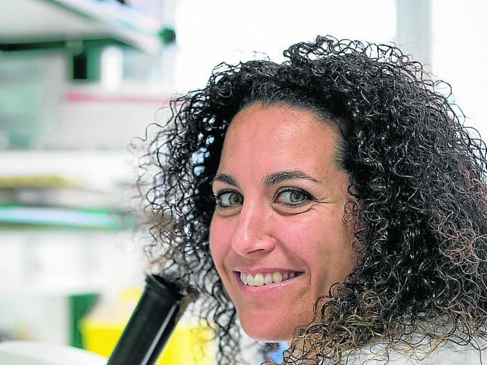Delacour, delante del microscopio.