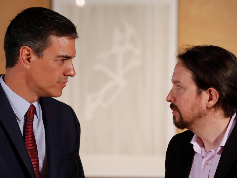 El presidente del gobierno Pedro Sánchez (i) y el líder de Podemos Pablo Iglesias, durante la nueva ronda de consultas