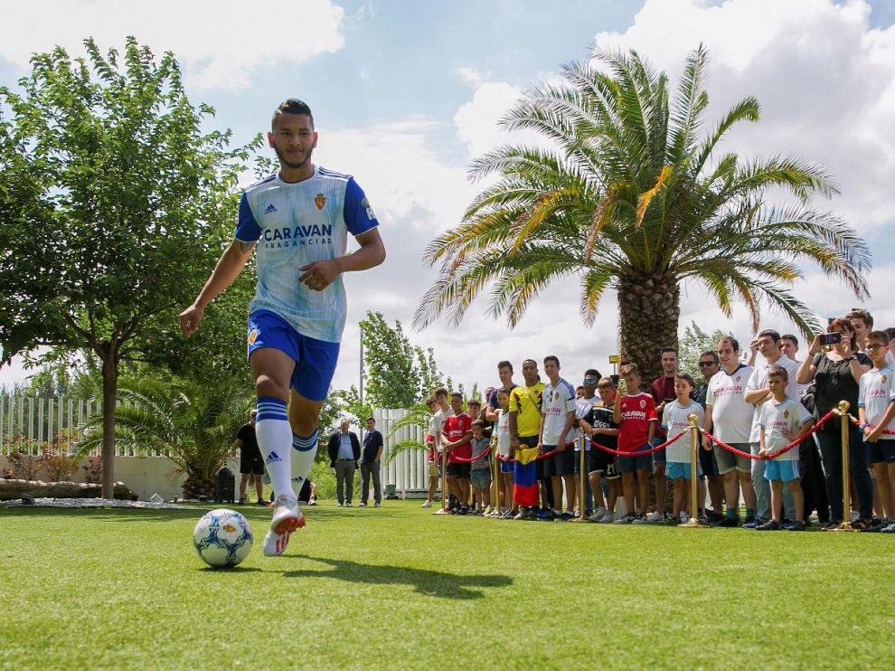Luis Suárez, en el singular acto de presentación como nuevo delantero del Real Zaragoza, el pasado martes en el complejo Aura.
