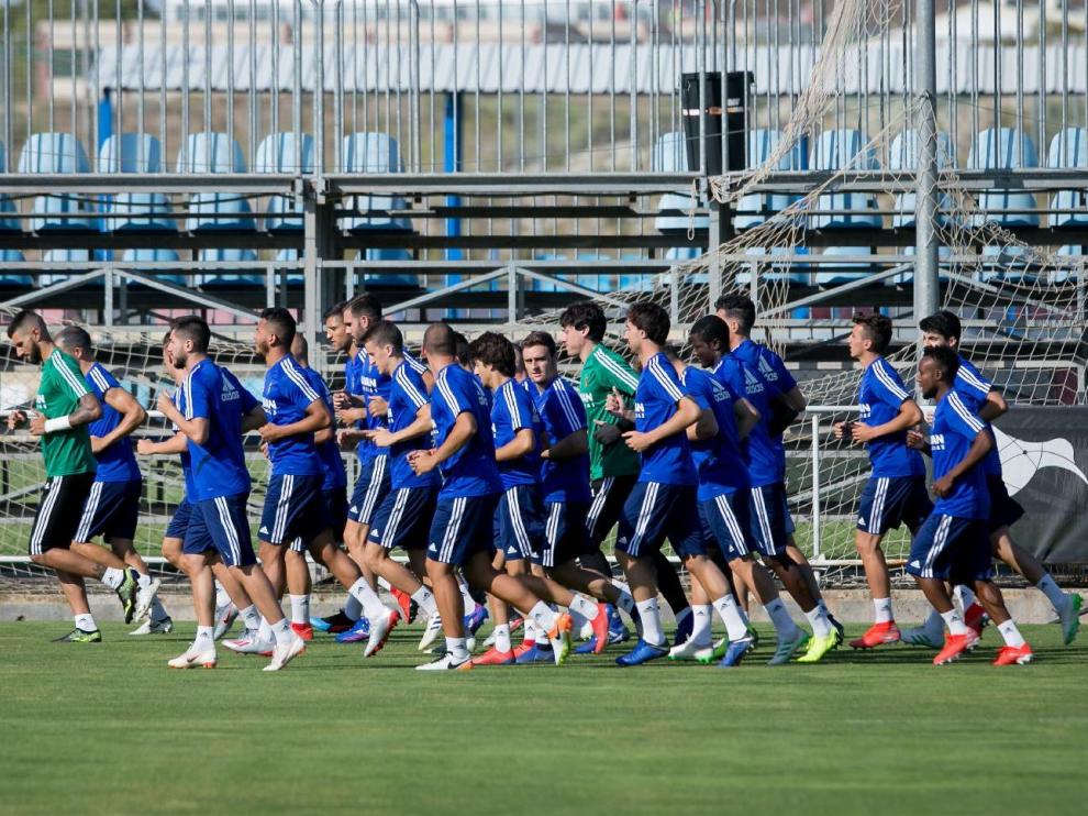 El amplio pelotón de jugadores que ha comenzado la pretemporada del Real Zaragoza en la Ciudad Deportiva (en la imágen, del jueves, faltan Zapater y Guitián, con problemas físicos, y Vigaray, que aún no había llegado)