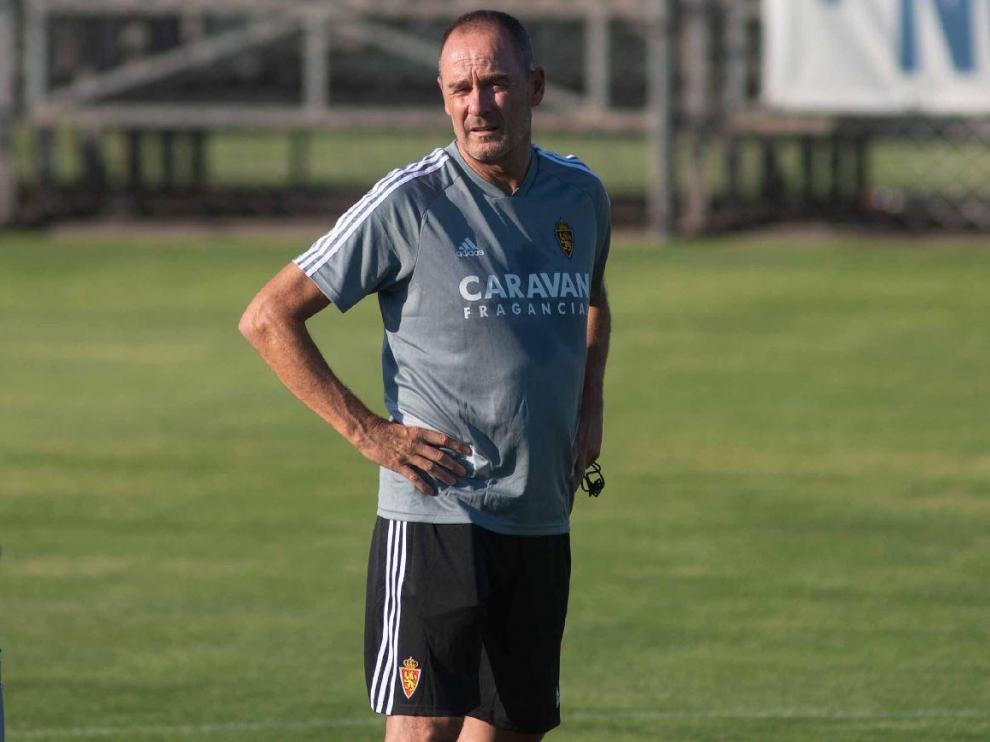 Víctor Fernández, pensativo durante el primer fin de semana de entrenamientos del Real Zaragoza en esta pretemporada de 2019.