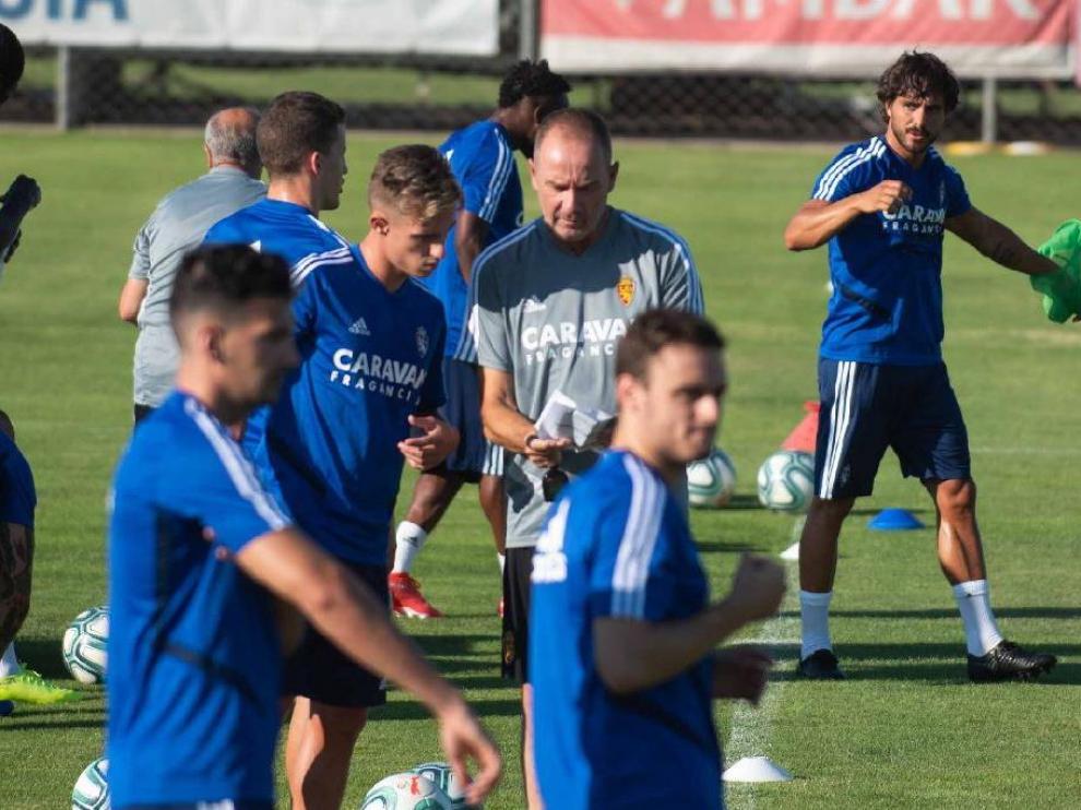 Víctor Fernández, en el primer entrenamiento de la pretemporada el pasado jueves, charló específicamente con Blanco, el único extremo puro de la plantilla según los planes del entrenador.