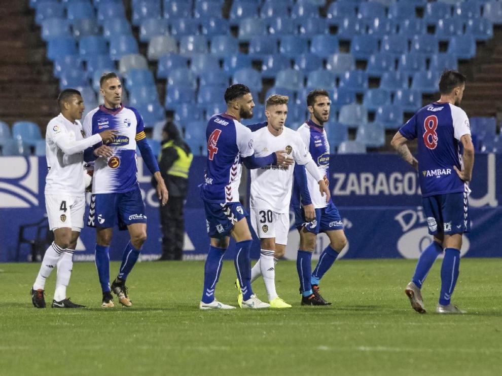 Blanco, con el número 30, en La Romareda el día de su debut con el primer equipo del Valencia, saluda a los jugadores del Ebro tras ganar 1-2 en la ida de la eliminatoria de Copa del Rey que enfrentó a los chés con los aragoneses.