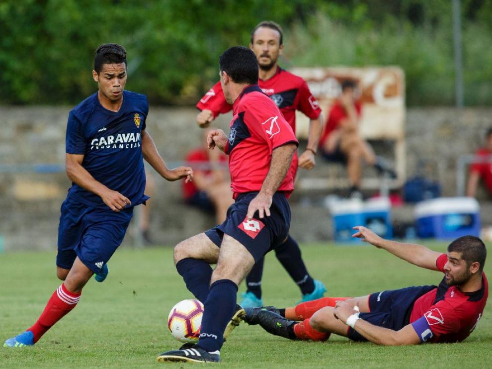 Un lance del juego durante el partido Boltaña-Real Zaragoza de julio del año pasado, durante la pretemporada que dirigió Imanol Idiakez en el verano de 2018. Raí (cedido ahora en el Ibiza) se marcha de varios contrarios.