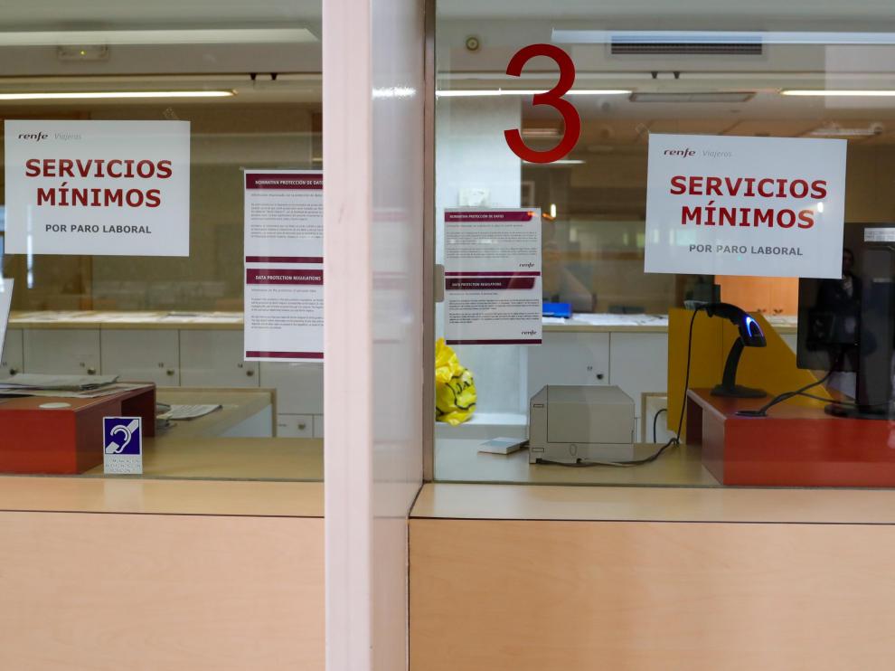 Primera jornada de la huelga de Renfe en la Estación Delicias de Zaragoza, donde se han cancelado cuatro trenes y al menos dos van con retraso.