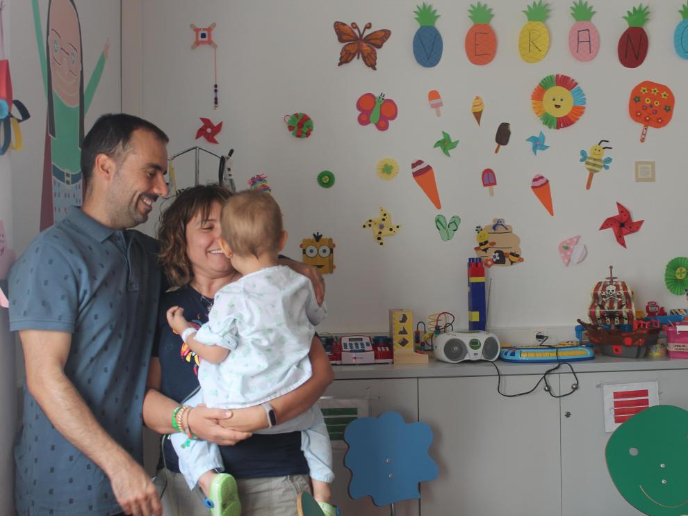 Beatriz, Miguel y Nora, una de las familias de Aspanoa, en el Hospital Infantil de Zaragoza.