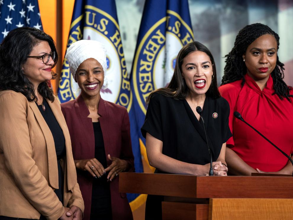 De izquierda a derecha: Rashida Tlaib, Ilhan Omar, Alexandria Ocasio-Cortez y Ayanna Pressley.