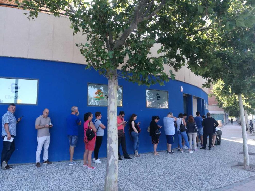 Más de 150 personas han pasado por las oficinas de Cecle para renovar las plazas de natación en invierno.