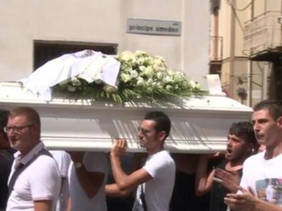 Funeral del niño que murió en Italia en un accidente de coche mientras su padre, que conducía, hacía un Facebook Live