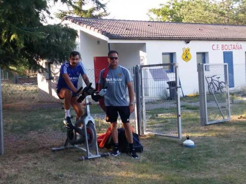 Alberto Guitián, junto con el doctor Ireneo de los Mártires, en la bicicleta estática que el central utiliza para mantener el tono muscular mientras se recupera de una operación de apendicitis.