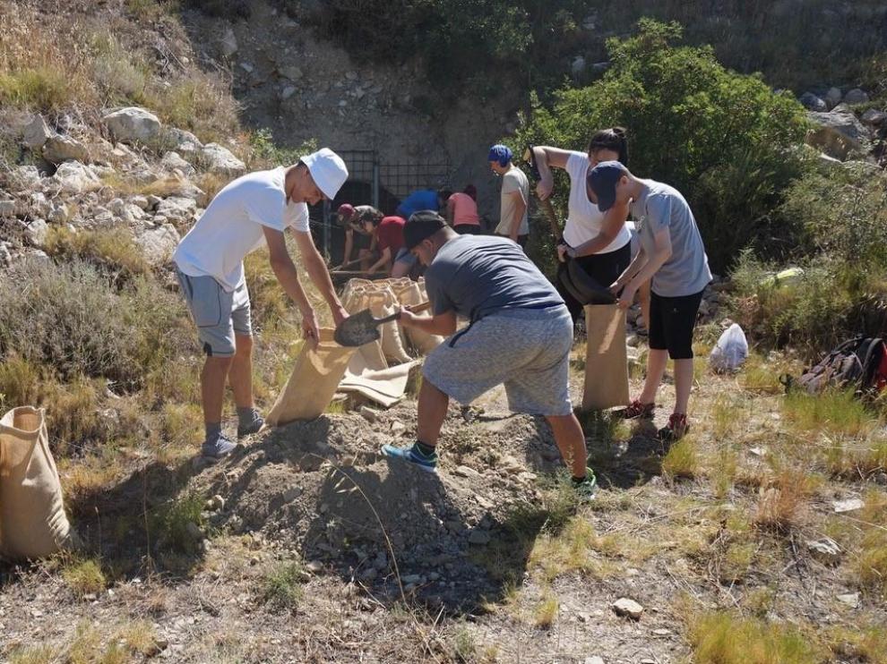 Los participantes en el campo de trabajo de Down Huesca en las trincheras de Fonz.
