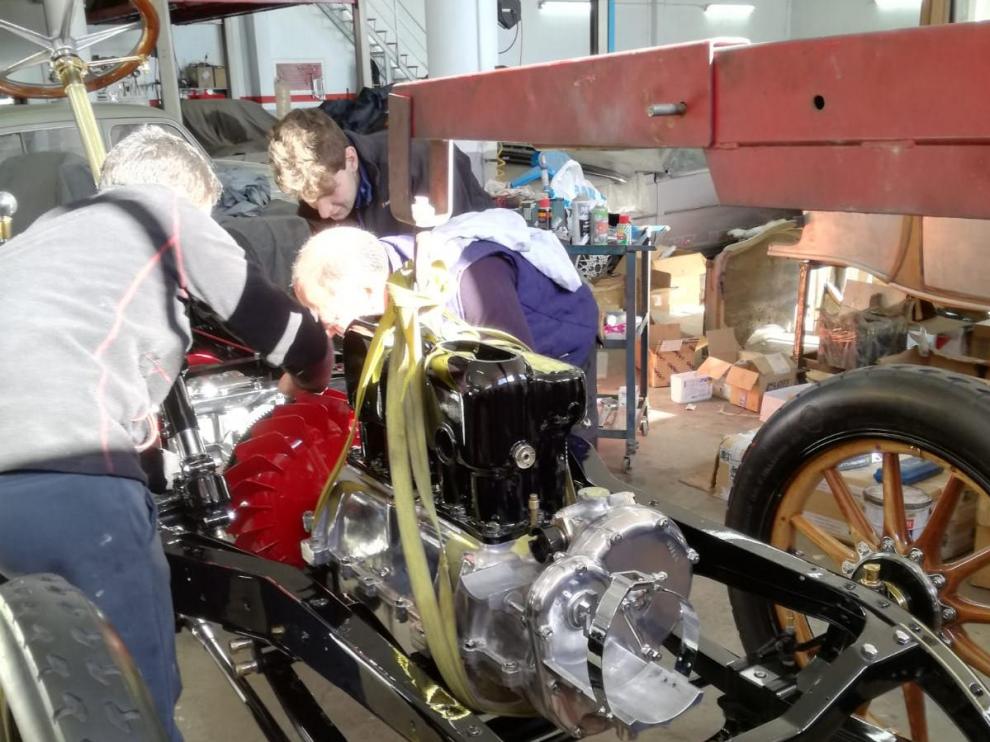 Instalación del motor sobre el chasis del Renault Coupé-Chauffeur EF de 1911