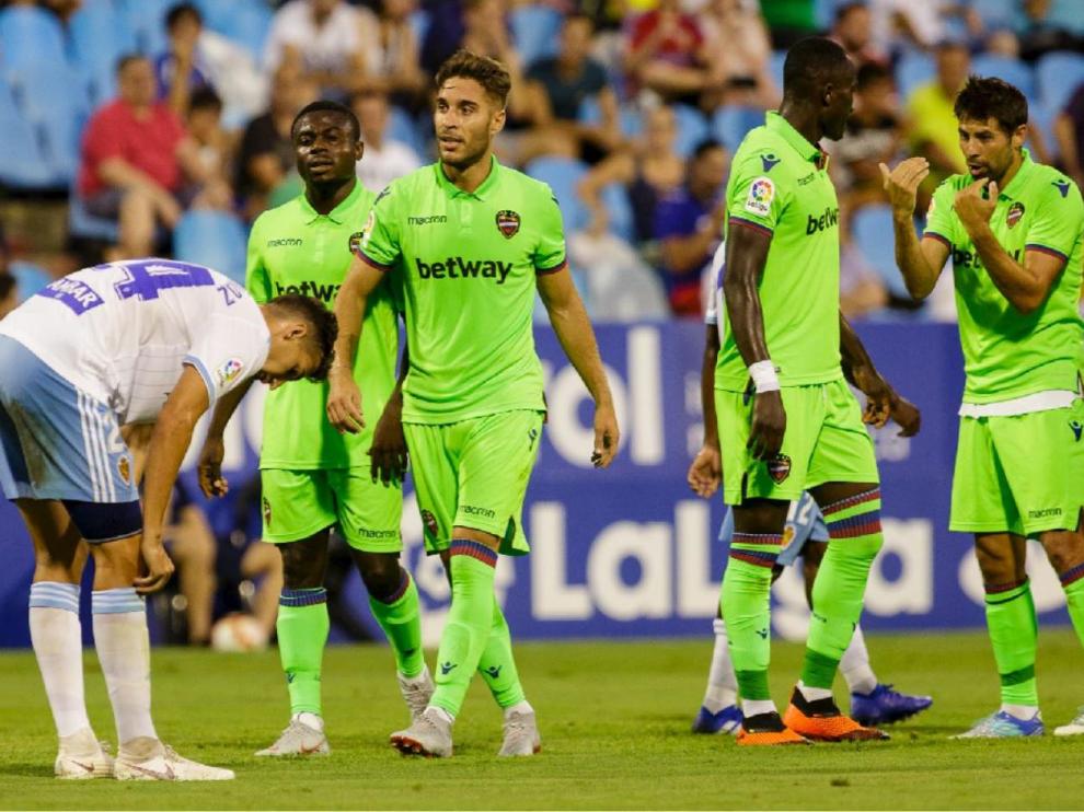 Dwamena, a la derecha de la imagen, recibe instrucciones de su compañero Coke en el Real Zaragoza-Levante de agosto del año pasado, en el Memorial Lapetra de La Romareda. En este lance, el exblanquillo Rochina (a la izquierda, en primer término) acababa de marcar el 0-1. Dwamena debutaba esa noche con los levantinistas nada más fichar procedente del Zurich suizo.