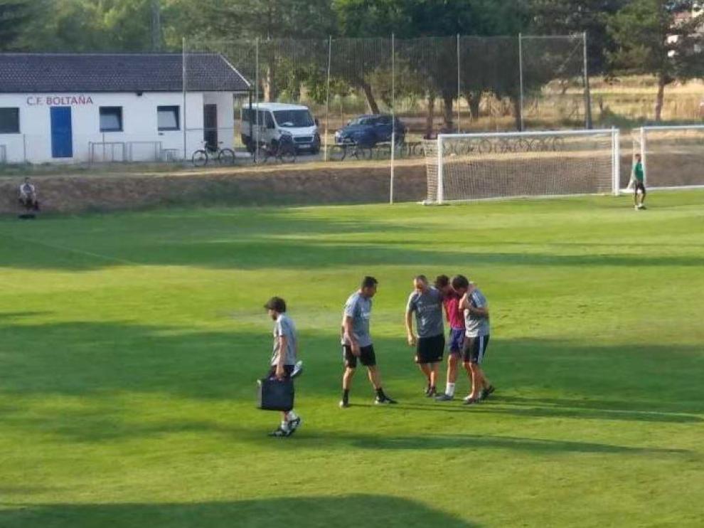 Eguaras se retira del campo ayudado por los fisios y el médico, tras haber recibido una dura entrada de Bikoro en un ensayo de juego real.
