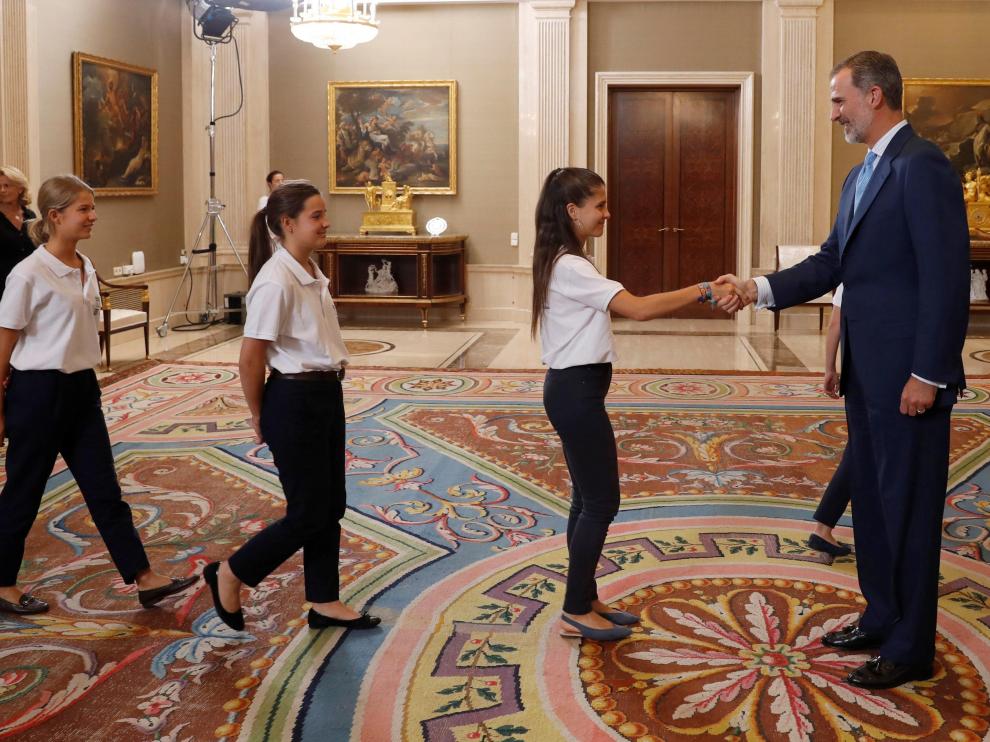 El rey Felipe VI recibe en el Palacio de la Zarzuela a los ganadores del programa "Becas Europa".