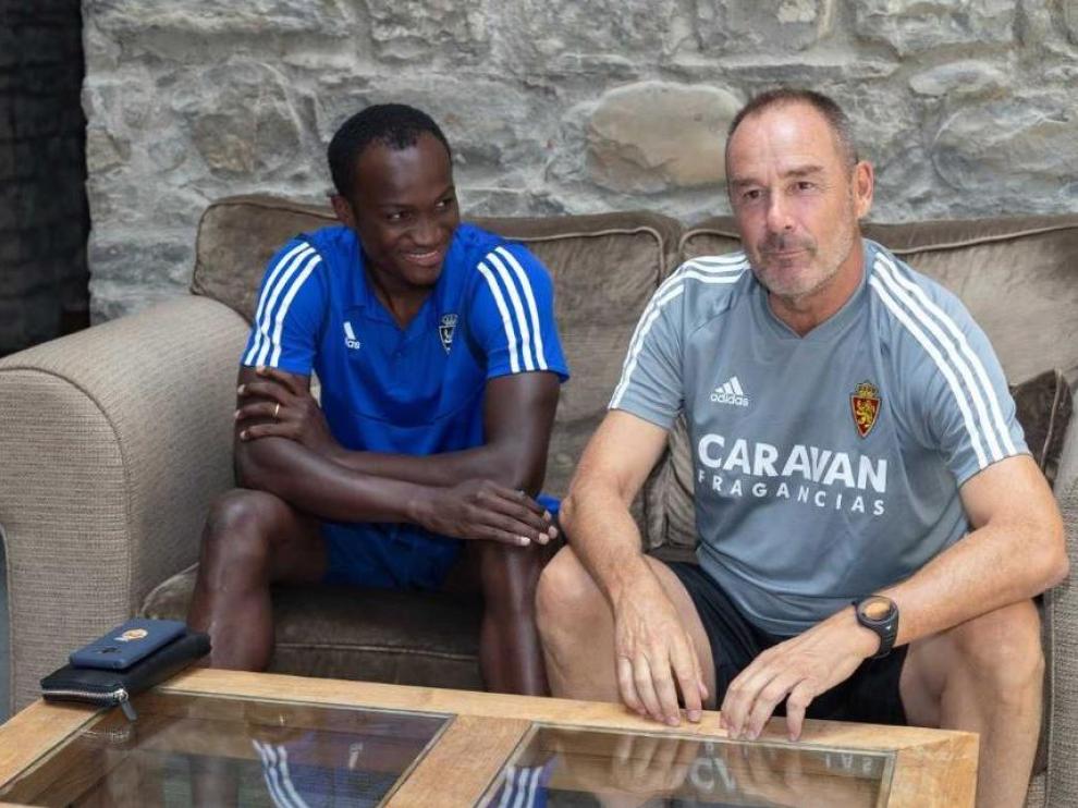 Raphael Dwamena, en un sofá del atrio del Hotel Barceló Monasterio de Boltaña, nada más llegar a la concentración del Real Zaragoza en el Pirineo Aragonés.