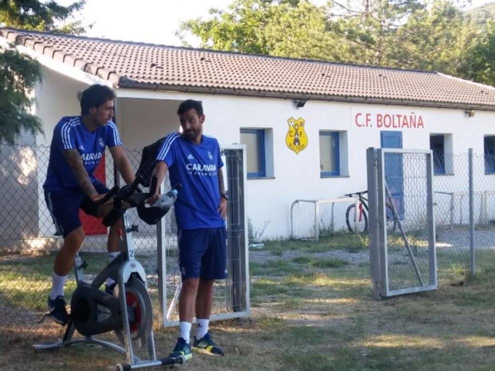 Eguaras, subido en la bicicleta estática, junto a Guitián en la tarde de este viernes en Boltaña.