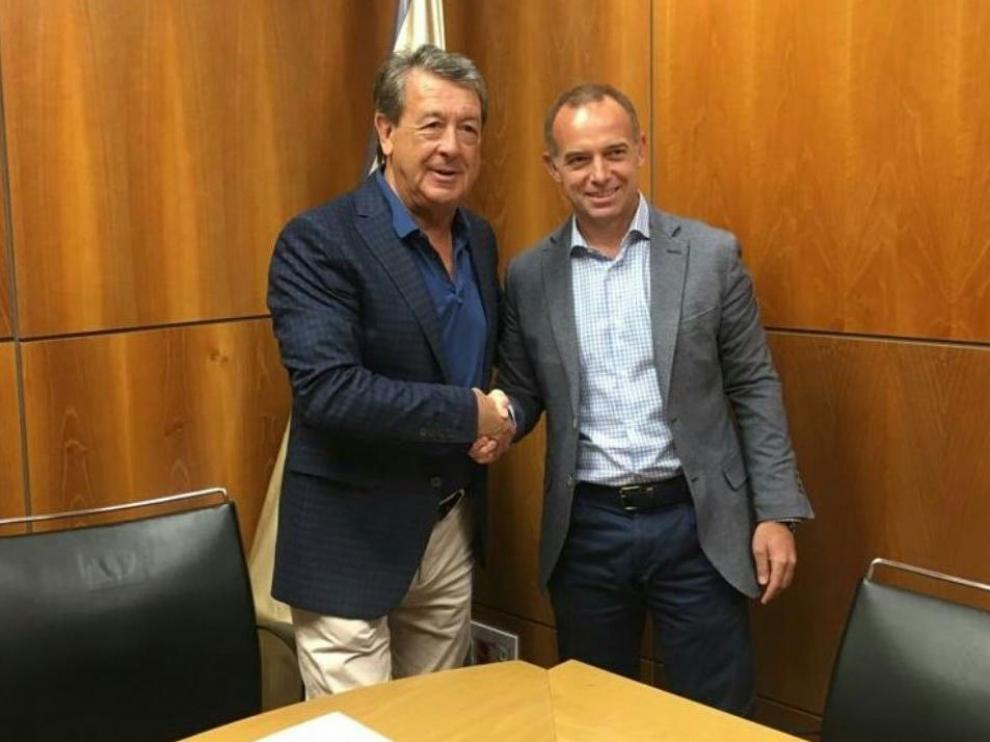 Jesús Navarro (izda.) y Christian Lapetra, presidentes del CD Ebro y del Real Zaragoza, respectivamente, tras la firma del acuerdo en las oficinas zaragocistas en La Romareda.