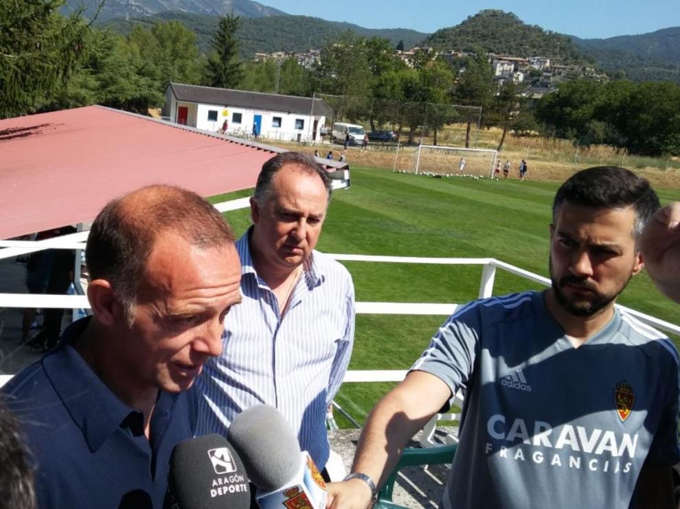 El presidente Christian Lapetra, en el campo de Boltaña, atendiendo a los medios de comunicación este viernes.