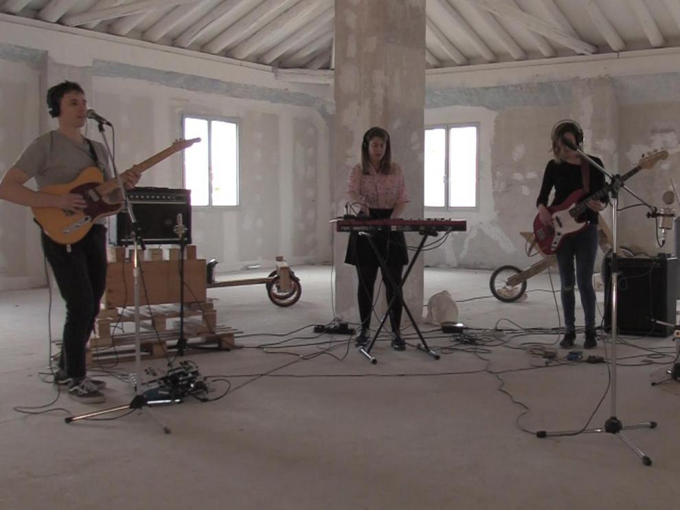 El grupo Casi Reptil actuando en Harinera ZGZ como parte de la iniciativa audiovisual de Ta-Ta Boom Récords.