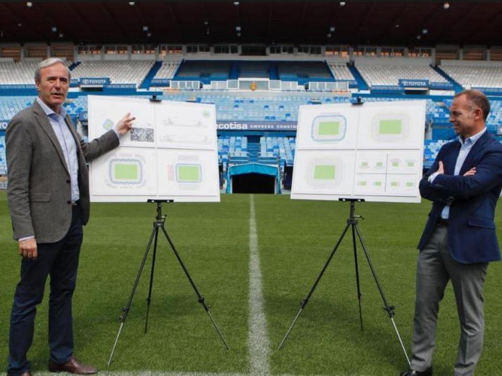El alcalde de Zaragoza, Jorge Azcón, junto al presidente del Real Zaragoza, Christian Lapetra, en el césped de La Romareda durante la presentación del plan de remodelación del estadio antes de las pasadas elecciones municipales.