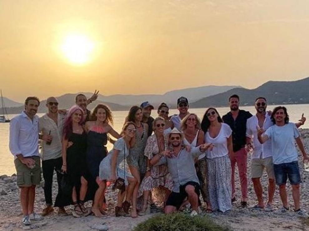 Pataky y Hemsworth, en el centro, celebran su cumpleaños en Ibiza.