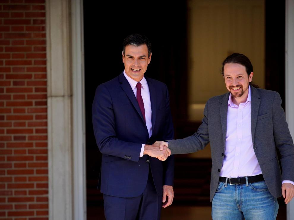 Pedro Sánchez se estrecha la mano con Pablo Iglesias durante su encuentro en La Moncloa.