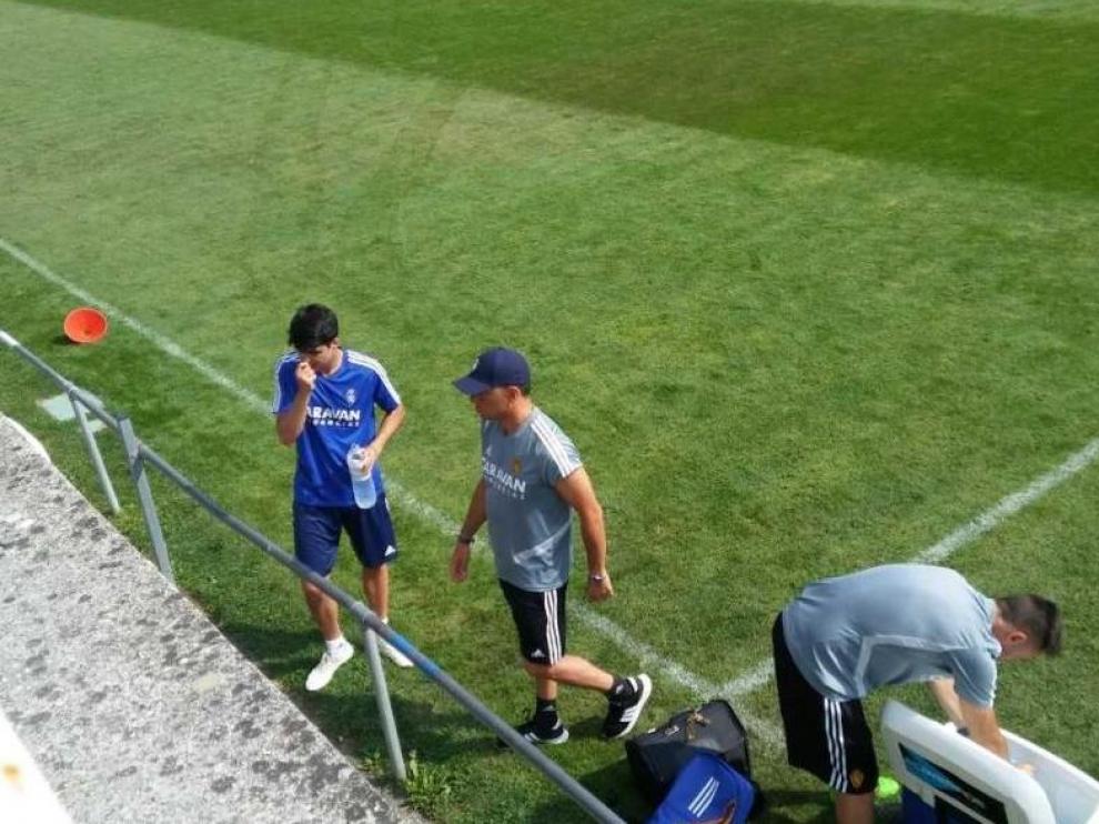 Enrique Clemente, con el doctor Ireneo de los Mártires, se marcha del entrenamiento matinal de este sábado en Boltaña aquejado de problemas gastrointestinales.