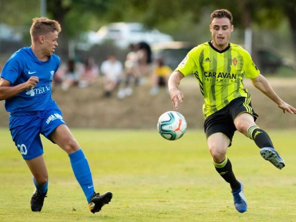 Lasure, en un lance del juego durante el partido Peña Ferranca-Real Zaragoza en la tarde de este viernes en Boltaña.