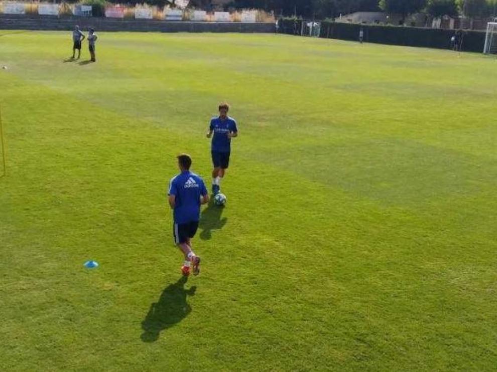 Eguaras, con el balón, en el inicio de los ejercicios en los que el navarro se probó este domingo para comprobar si su tobillo izquierdo está ya bien.