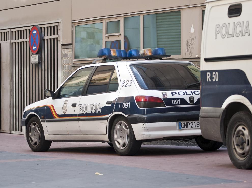 Los vehículos averiados de 'leasing' se están sustituyendo con viejos Peugeot como el de la fotografía.