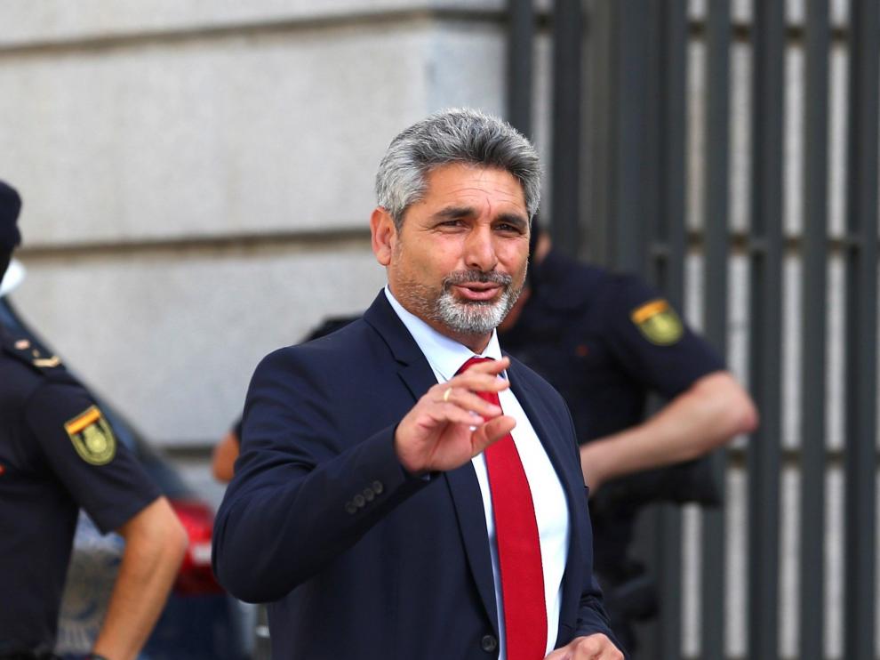 El diputado del PP por Huelva Juan José Cortés, a su llegada este lunes al Congreso para la celebración este lunes de la primera jornada del debate de investidura que afronta el líder socialista Pedro Sánchez