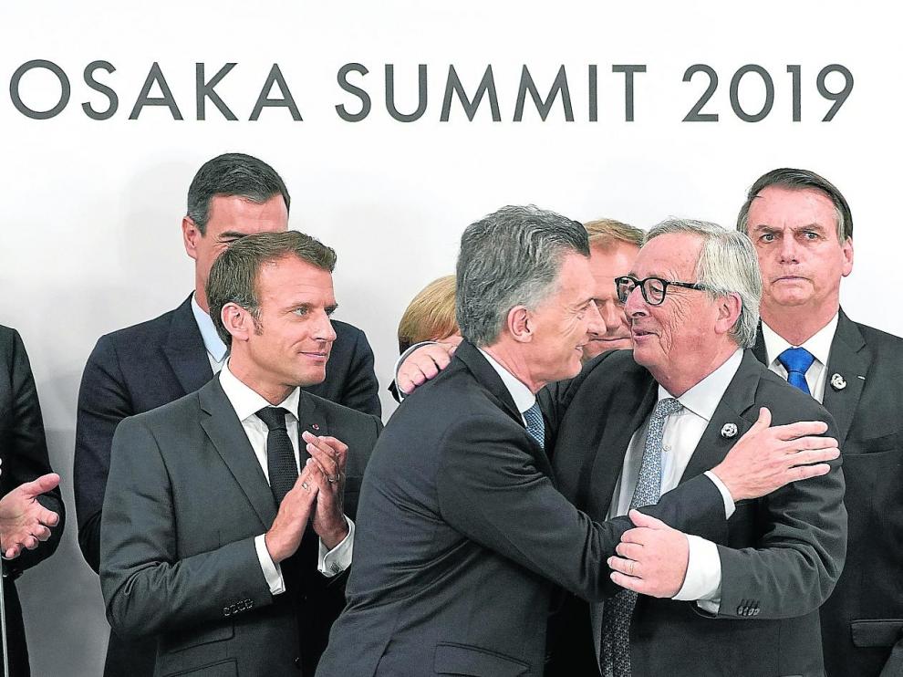El expresidente de la CE, Jean-Claude Juncker, y el presidente argentino, Mauricio Macri, celebran el acuerdo UE-Mercosur.