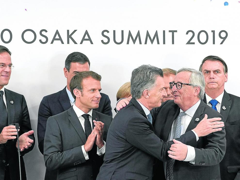 El expresidente de la CE, Jean-Claude Juncker, y el presidente argentino, Mauricio Macri, celebran el acuerdo UE-Mercosur.