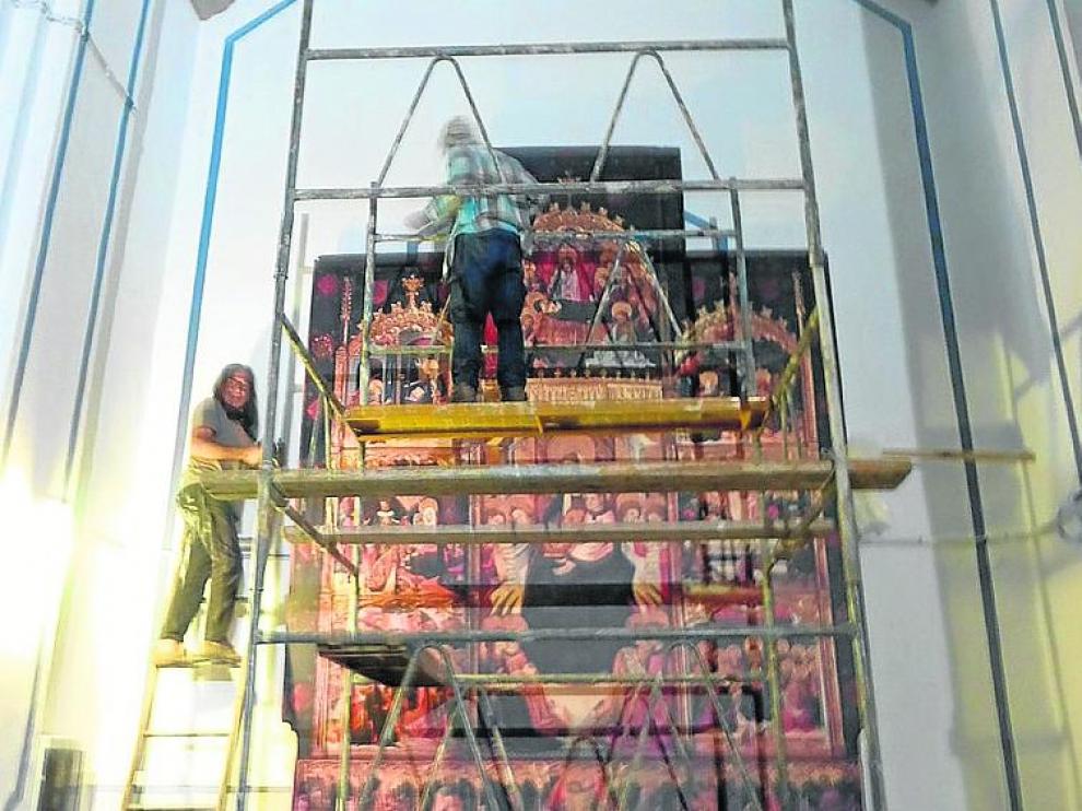 Montaje del vinilo en la iglesia de Puertomingalvo.