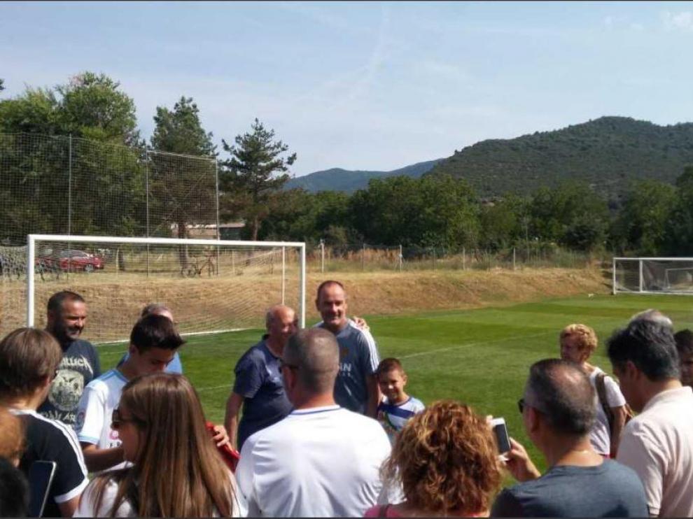 Víctor Fernández, en una sesión improvisada de fotos con los aficionados del Real Zaragoza al término del entrenamiento del domingo en el campo de Boltaña.
