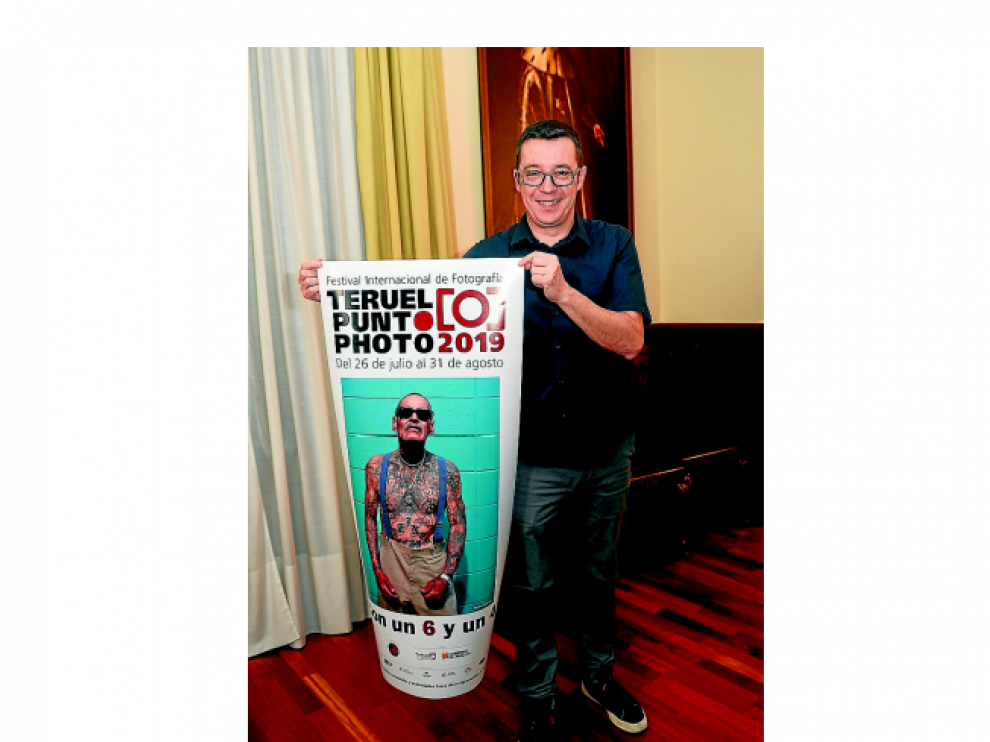 Leo Tena, director del festival, junto al cartel.