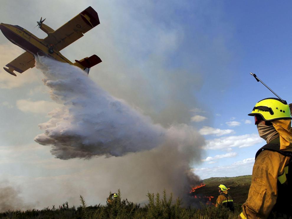 En la extinción de los grandes incendios forestales intervienen medios aéreos y terrestres de distintas administraciones.
