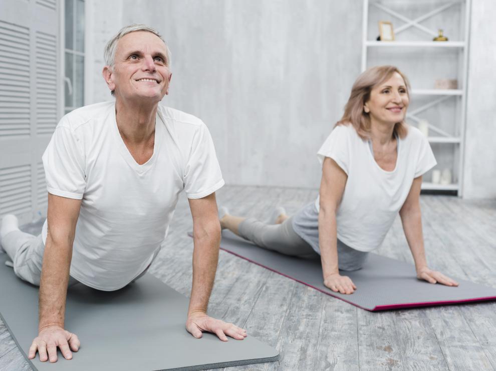 Entre los beneficios de contar con una musculatura fuerte en la espalda se encuentra el de tener una mejor postura.