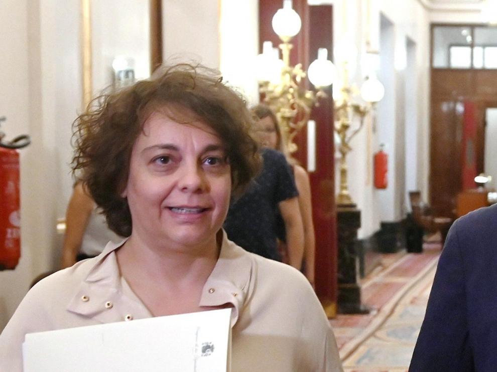 La vicepresidenta primera del Congreso de los Diputados, la diputada 'morada' Gloria Elizo, a la izquierda.