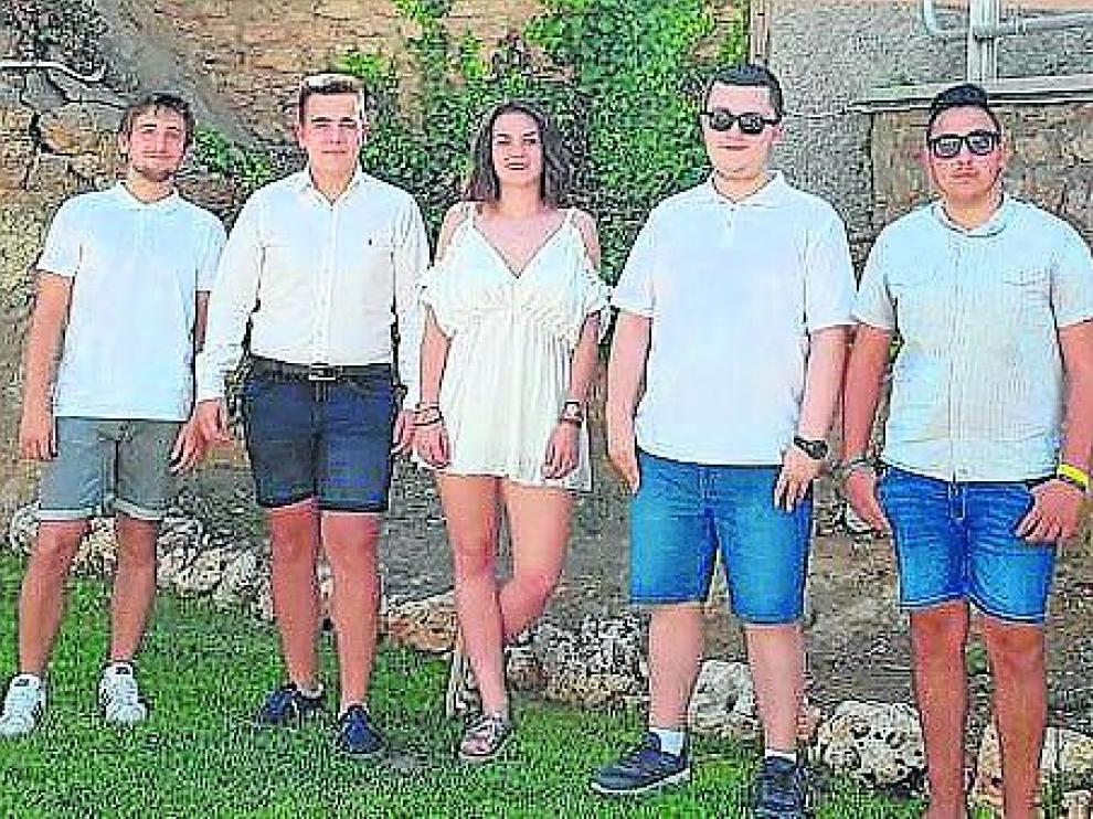 Los quintos de 2001, que también recibirán una pañoleta.