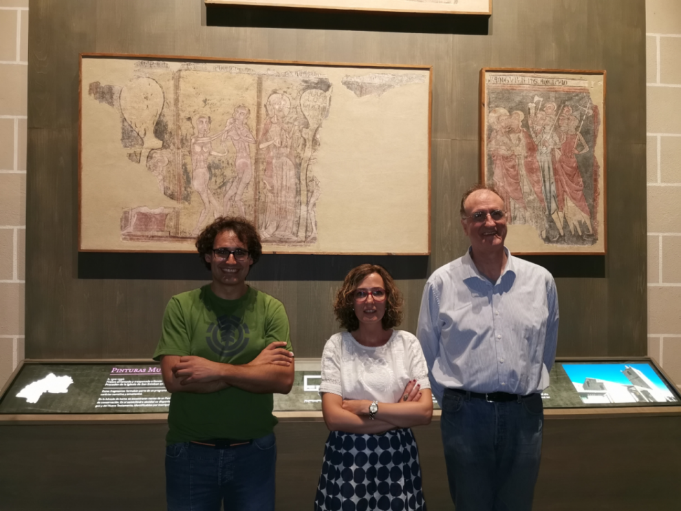 Juan Manuel Bote, Belén Luque y Juan Carlos Moreno delante de los 3 fragmentos de las pinturas de Urriés expuestos en el Museo Diocesano de Jaca.