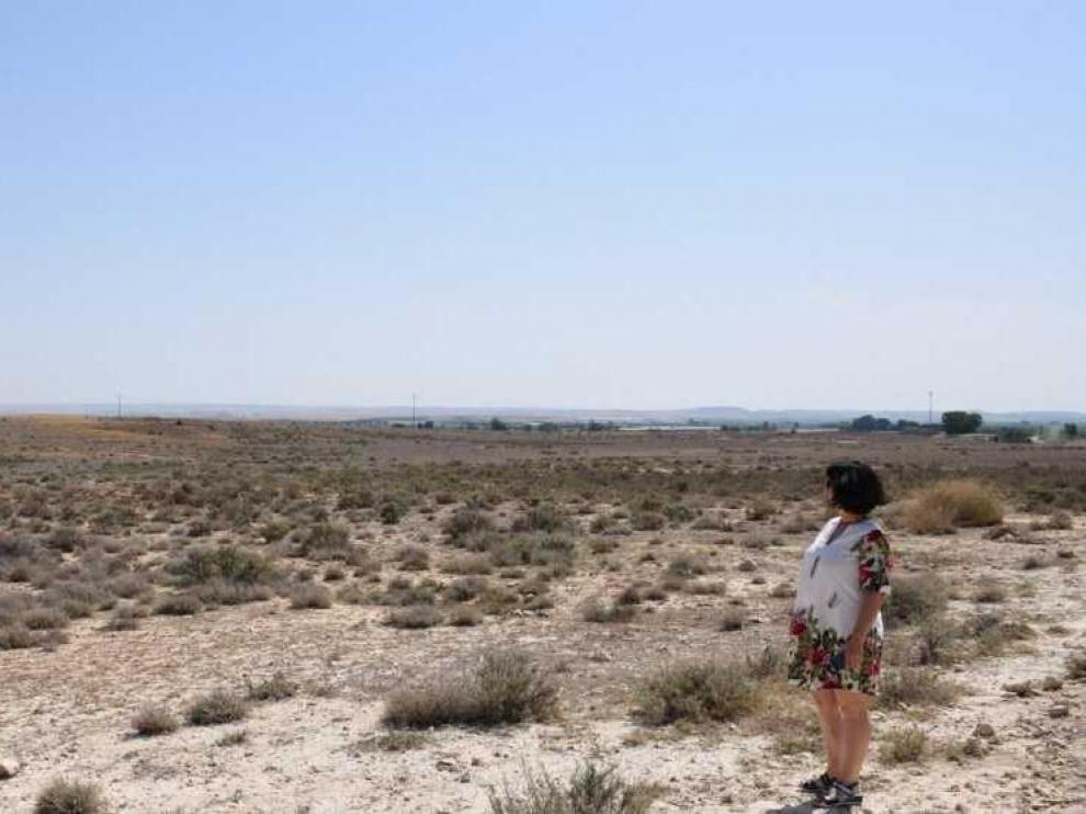 La alcaldesa de La Almunia en los terrenos donde se colocará la planta.