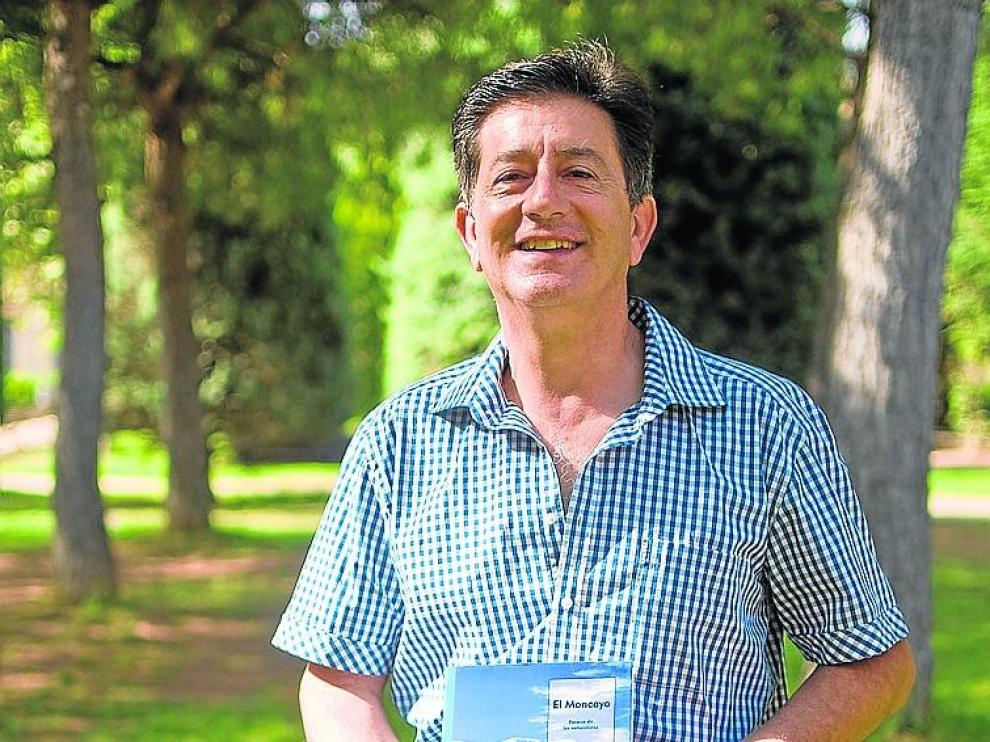 Roberto Del Val, con el libro del Moncayo del que es coautor.