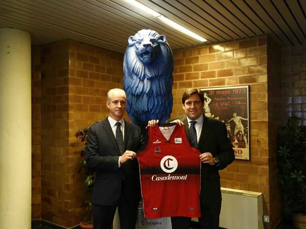 Jorge Costa, consejero delegado del grupo Costa y Reynaldo Benito, presidente del Basket Zaragoza esta mañana en la presentación de Casademont como nuevo patrocinador.